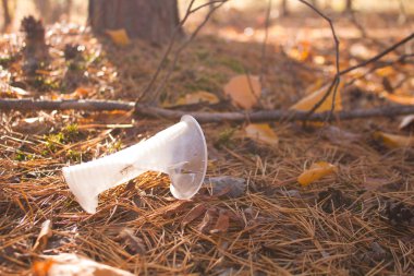 Yasadışı atılan kahve kupa