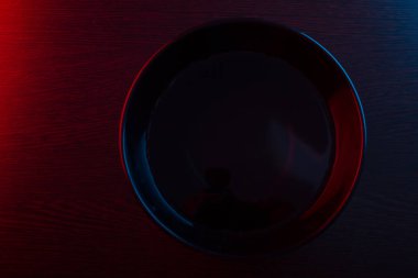 Koyu arka plan üzerinde siyah plaka