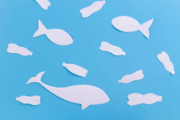 Een walvis van vuilnis plastic in de Oceaan drijft — Stockfoto