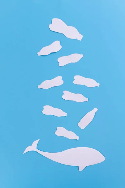 Uma baleia de plástico de lixo flutuando no oceano — Fotografia de Stock