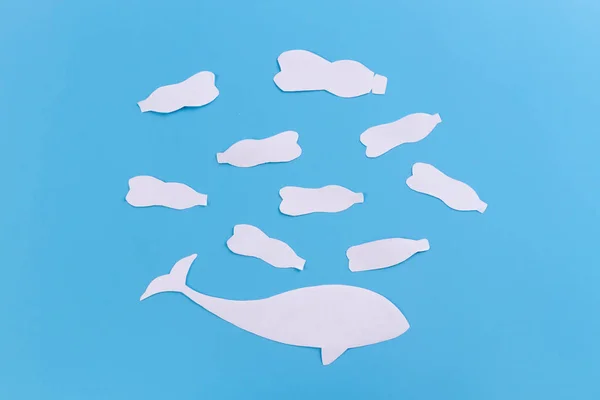 Een walvis van vuilnis plastic in de Oceaan drijft — Stockfoto