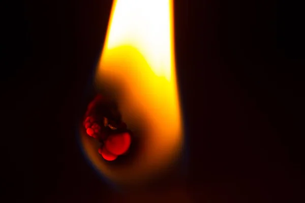 燃烧着的蜡烛火焰的关门 — 图库照片