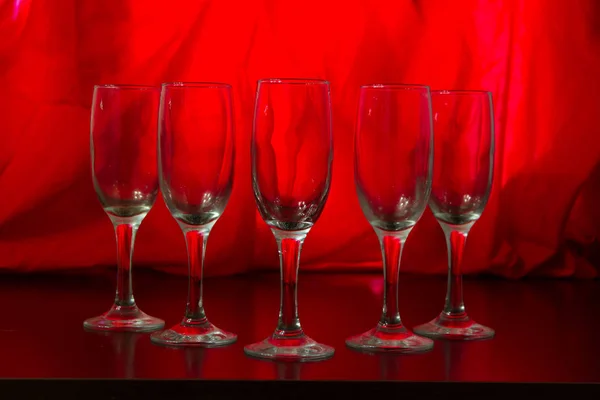 Verres de champagne sur fond rouge — Photo