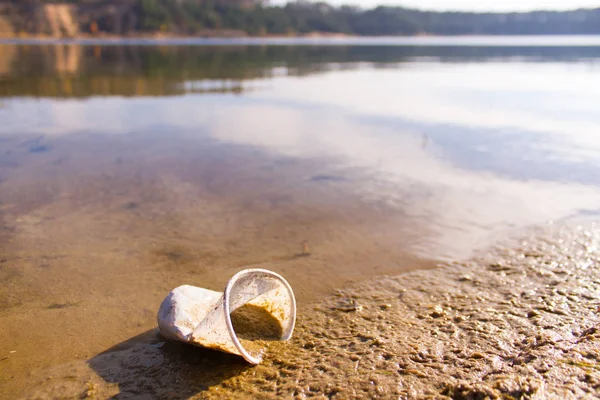 Пластик в озері — стокове фото