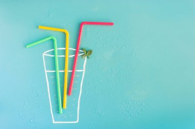 kokteyl mavi zemin üzerine