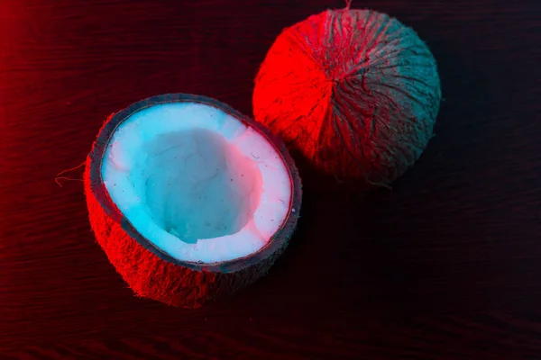 빨간색과 파란색 빛에서 코코넛 — 스톡 사진