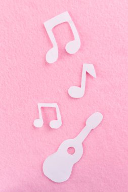 mavi mermer arka planda akustik gitar