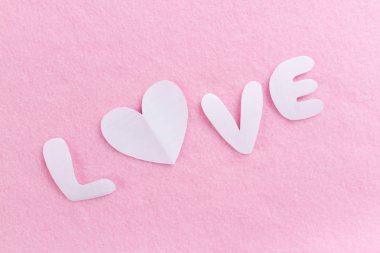 Pembe arka planda aşk metni