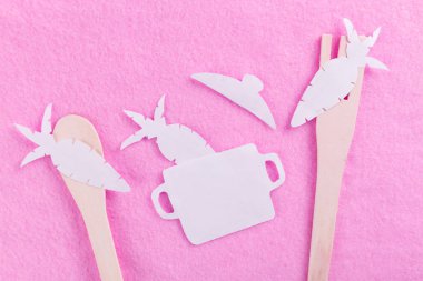 pembe arka planda pişirme Pan