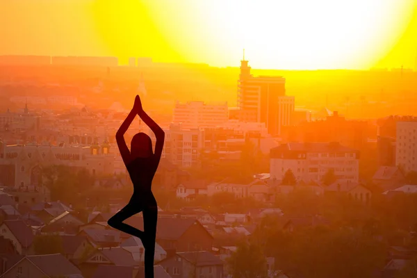 Sportig tjej gör yoga på en solnedgång. — Stockfoto