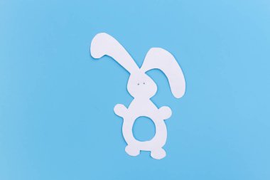 mavi arka plan üzerinde kağıt tavşan