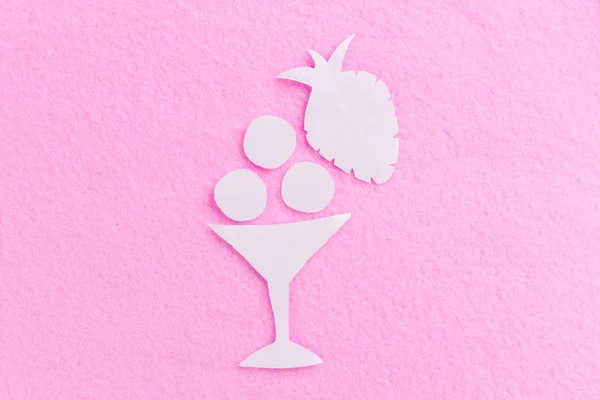 粉红色背景的草莓冰淇淋 — 图库照片