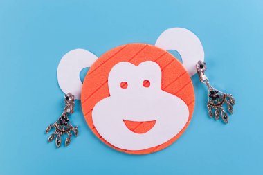 kağıttan yapılmış komik maymun