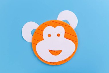 kağıttan yapılmış komik maymun