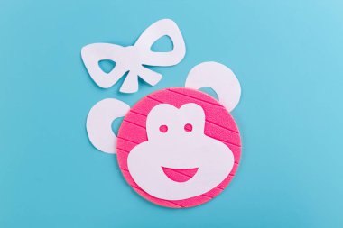 kağıttan yapılmış komik maymun