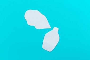 Mavi arka planda kadın spreyi