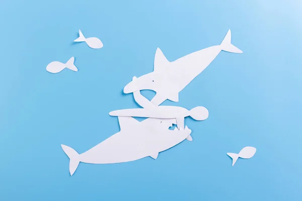 Enorme rejilla gran tiburón personaje ataque pequeño humano — Foto de Stock