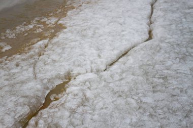 Kırık buz bahar Nehri üzerinde