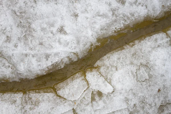 Ραγισμένα πάγος στον ποταμό την άνοιξη — Φωτογραφία Αρχείου