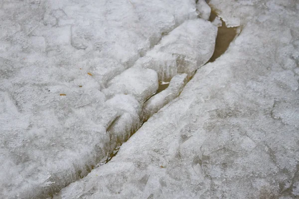 Ghiaccio incrinato sul fiume in primavera — Foto Stock