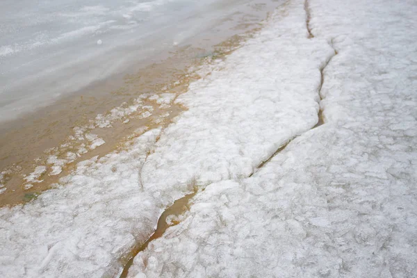 Kırık buz bahar Nehri üzerinde — Stok fotoğraf