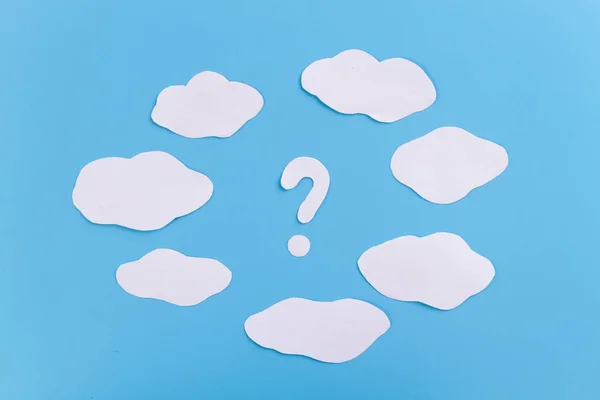 Ponto de interrogação nuvens moldadas no céu . — Fotografia de Stock