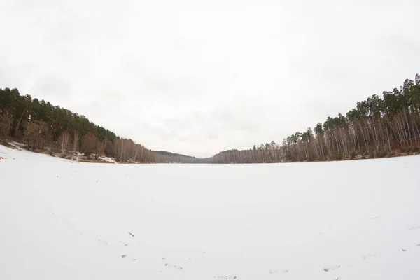 Paysage humide avec hiver lac gelé — Photo