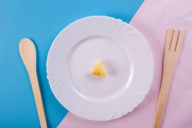 mavi arka planda ananas dilimleri