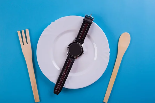 Reloj de vista superior en un plato — Foto de Stock