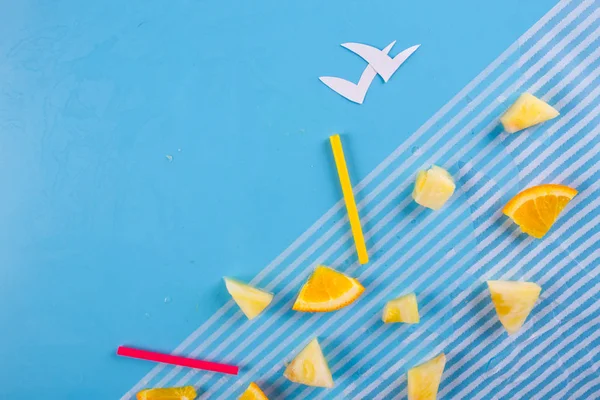 Frutas tropicales sobre el fondo azul — Foto de Stock