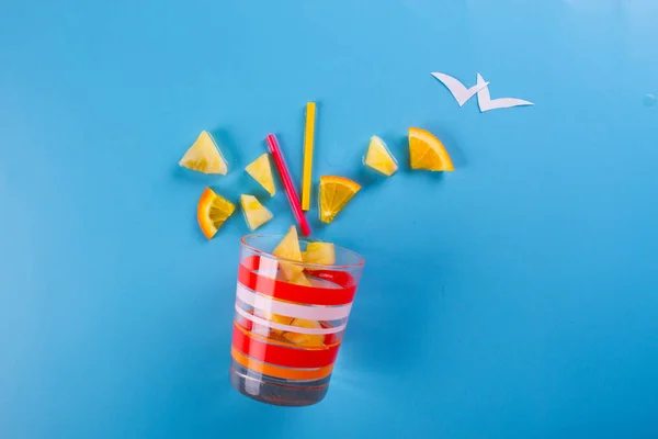 Frutas tropicales sobre el fondo azul — Foto de Stock