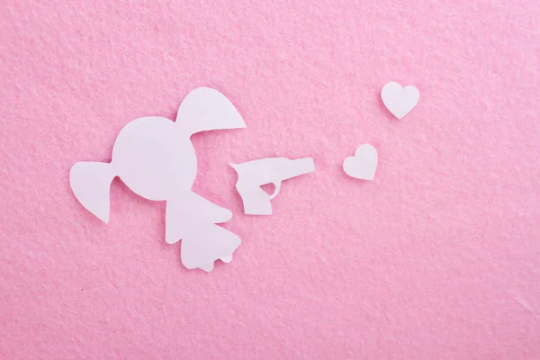 Chica con pistola y corazones —  Fotos de Stock