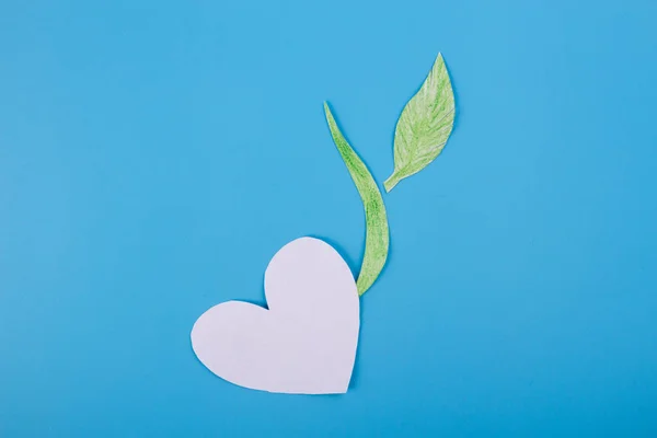 Simbolo di germoglio vegetale con un cuore . — Foto Stock