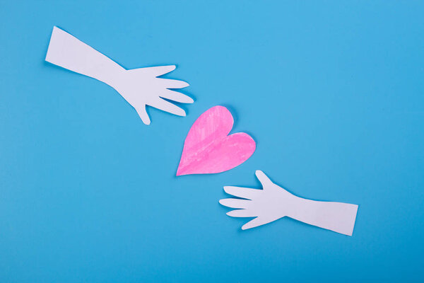 две руки тянутся друг к другу
