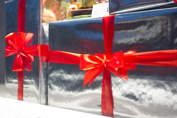 Hediyelik kutu kırmızı şeritler — Stok fotoğraf