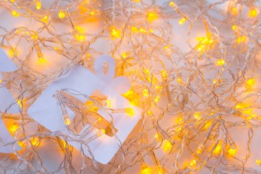 mumlar ve garland ile kış dekor