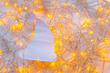 mumlar ve garland ile kış dekor