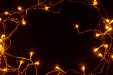 mumlar ve garland ile kış dekor