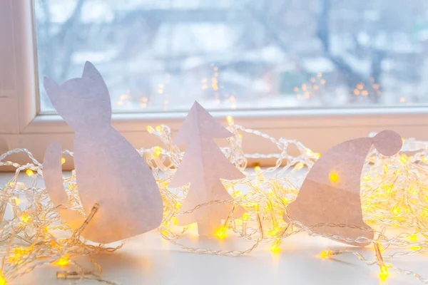 Decoración de invierno con velas y guirnalda — Foto de Stock