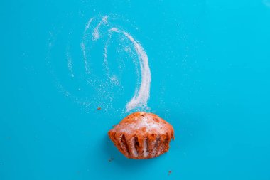 mavi arka planda muffin