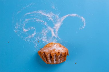 mavi arka planda muffin