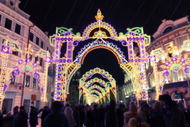 Şehir merkezinde sokak üzerinde Noel aydınlatma.