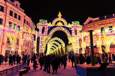Şehir merkezinde sokak üzerinde Noel aydınlatma.