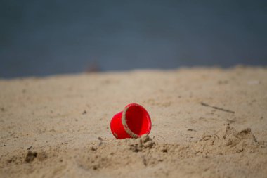 kumda yatan kum oyuncak