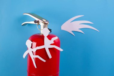 mavi arka plan üzerinde yangın söndürücü