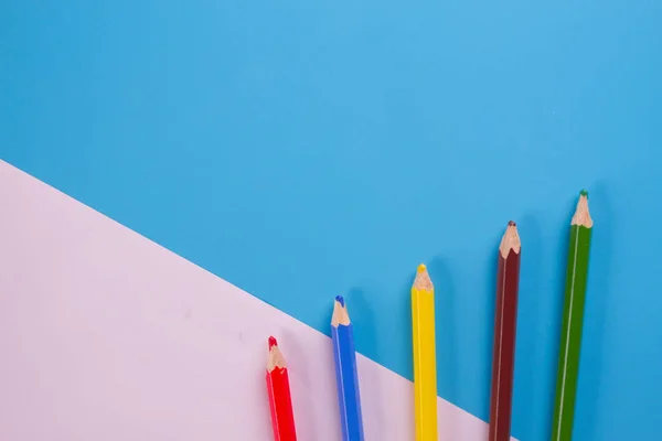 Crayons colorés sur fond bleu — Photo