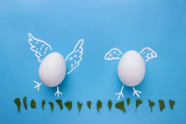 Mavi arkaplanda yumurtalar