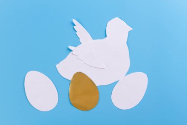 Mavi arka planda altın yumurta