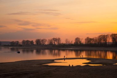 günbatımı Nehri üzerinde