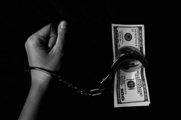 Les mains des femmes menottées avec des dollars — Photo